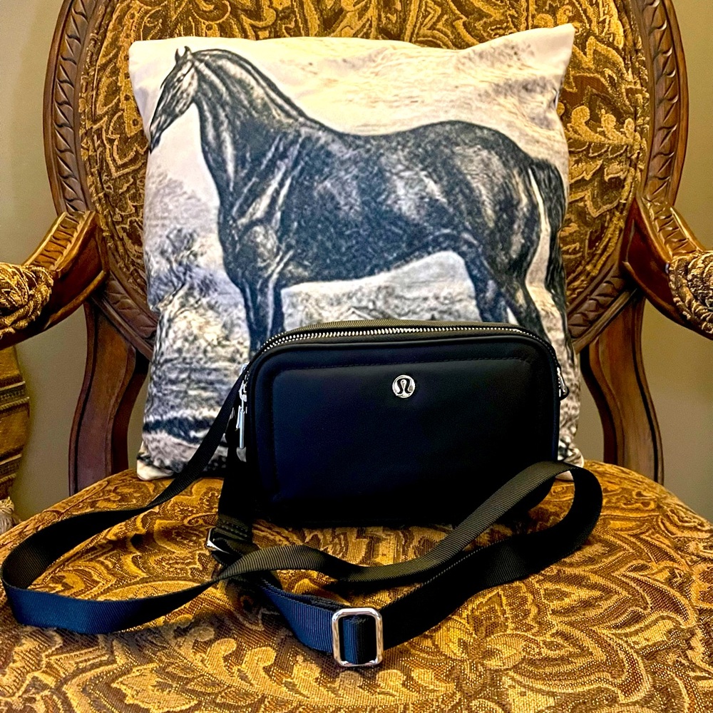 New Lululemon crossbody. Super cute for gym or running errands🖤